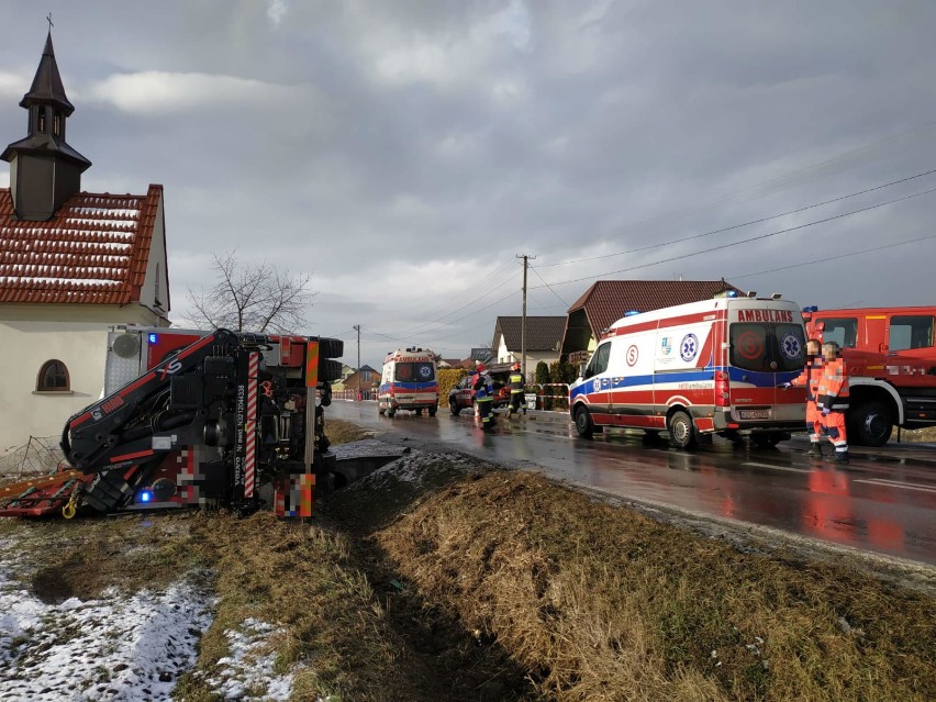 Damienice. Wóz bojowy straży pożarnej zjechał z drogi i wpadł do rowu [ZDJĘCIA]