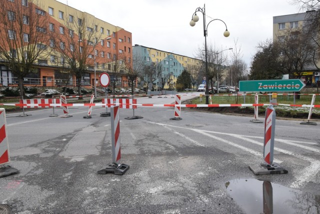 Budowa ronda na skrzyżowaniu ulic 11 listopada, Dmowskiego i Parkowej w Jędrzejowie właśnie ruszyła.