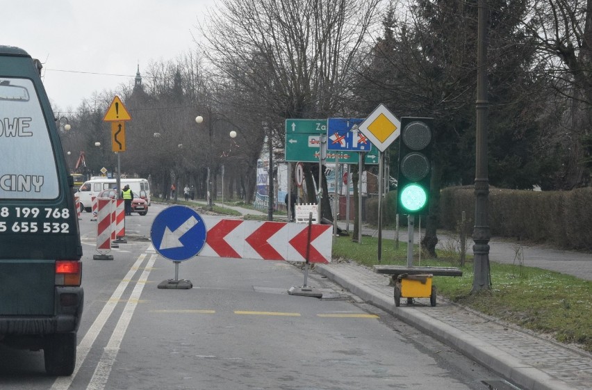 Budowa ronda na skrzyżowaniu ulic 11 listopada, Dmowskiego i...