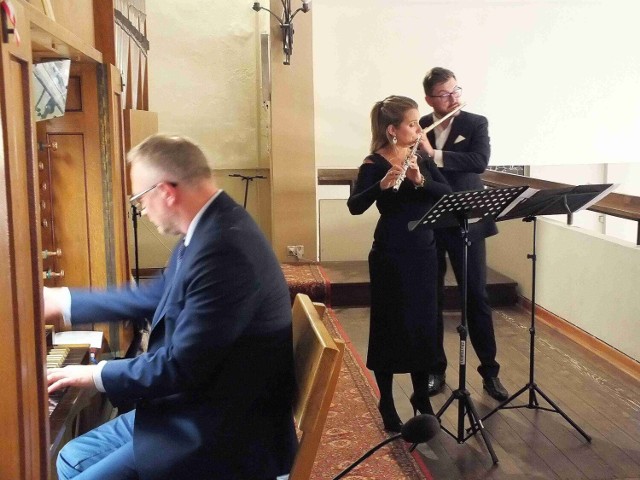 Łukasz Długosz (flet), Agata Kielar - Długosz (flet), i Arkadiusz Bialic (organy) podczas niedzielnego koncertu w kościele Wszystkich Świętych