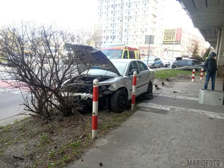 Wypadek na placu Konstytucji 3 Maja w Opolu. Zderzyły się dwa samochody 