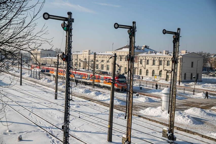 Odwołane pociągi i PKS-y w Podlaskiem. Zima sparaliżowała transport publiczny
