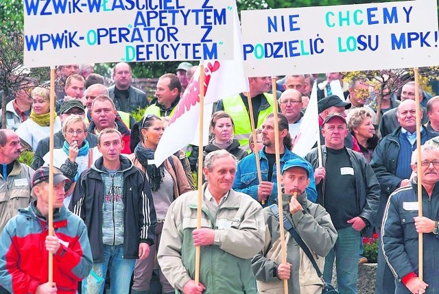 Związkowcy z wodociągów protestowali już w czwartek przed wałbrzyskim ratuszem