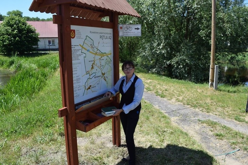 W Szczańcu książki wypożyczysz także w plenerze! Koło stawów stanęła plenerowa wypożyczalnia książek