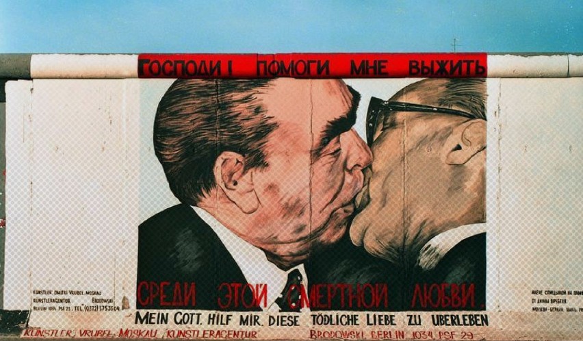 To jeden z najsłynniejszych pocałunków politycznych, do...