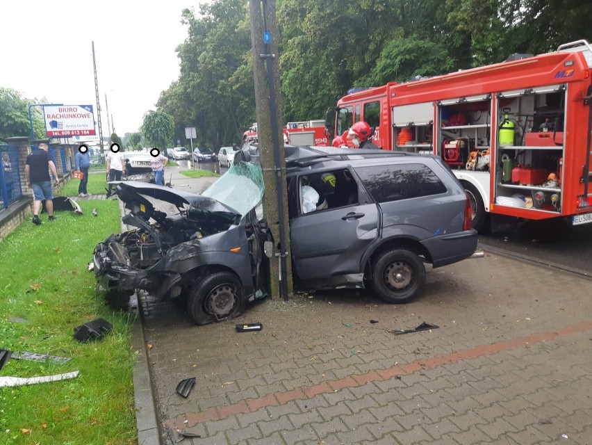 Śmiertelny wypadek na ulicy Wojska Polskiego w Wieluniu. Nie żyje 31-letni kierowca forda ZDJĘCIA