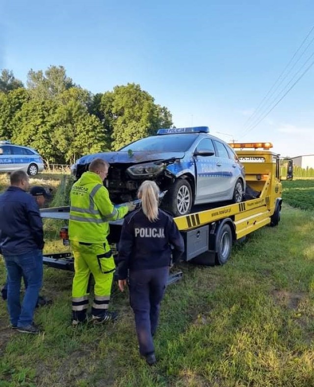 Kolizja policyjnego radiowozu. Auto rozbite