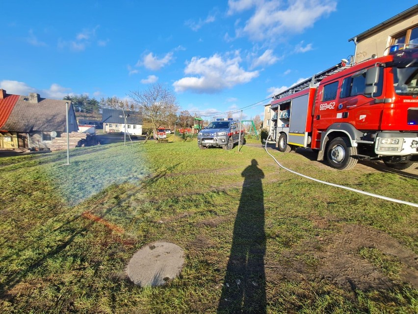 Wybuch gazu w gminie Złotów. Jedna osoba poparzona, druga zasłabła. Trwa akcja ratowniczo-gaśnicza 