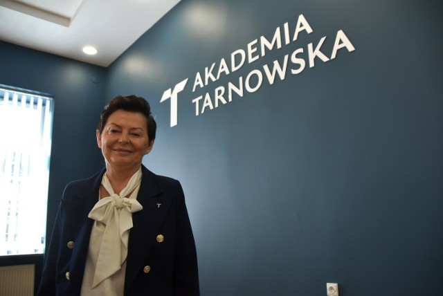Małgorzata Kołpa, decyzją elektorów, została wybrana na kolejną kadencję rektor Akademii Tarnowskiej. "Zależy mi na rozwoju uczelni oraz na tym, aby młodzi ludzie chętnie przyjeżdżali do Tarnowa, żeby się kształcić, żeby to miasto żyło nimi" - mówi