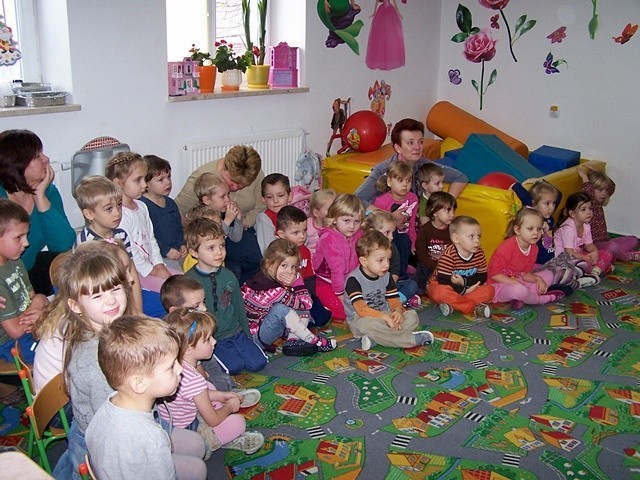 Diabły, koza i anioł odwiedziły przedszkolaków w Nowogrodzie [ZDJĘCIA]