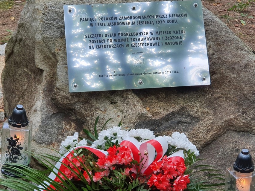 W jaskrowskim lesie odsłonięto tablicę na cześć pomordowanych w czasie II wojny światowej