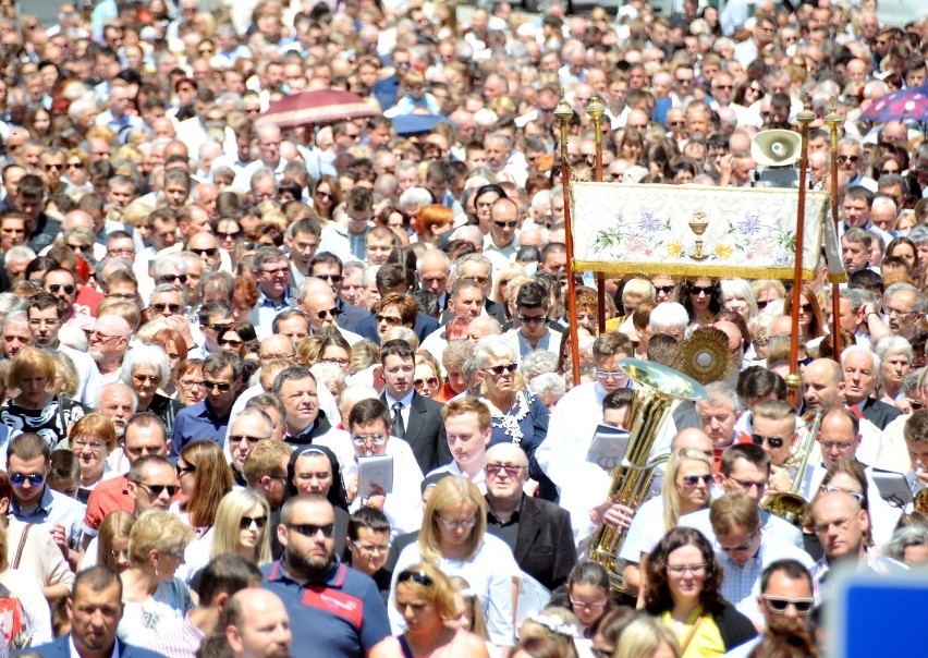 Kilka tysięcy wiernych uczestniczyło w dzisiejszej procesji...