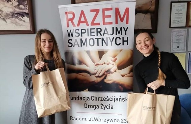 Wolontariusze rozwieźli paczki osobom samotnym i potrzebującym. Na zdjęciu Magdalena (z lewej) i Nikola Ciesielska.