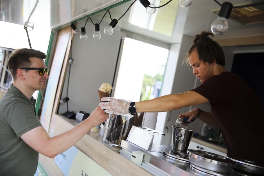 Wielki zlot food trucków w krakowskich Czyżynach. Smakowity wybór dla mieszkańców [ZDJĘCIA]