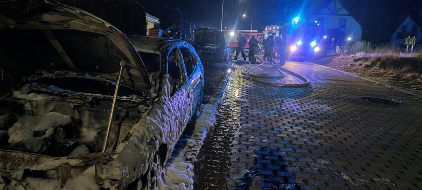 Pożar w Wełnicy. Paliły się dwa samochody osobowe
