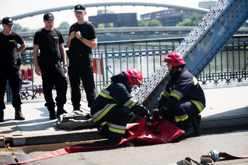 Bomba na kładce i wypadek cysterny na moście - tak służby...