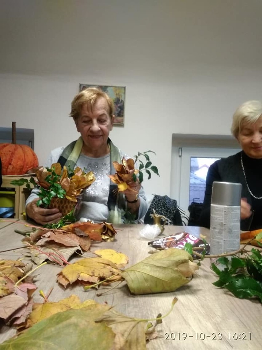Piękne bukiety z liści w wykonaniu kobiet z Uniwersytetu Trzeciego Wieku w Łęczycy [ZDJĘCIA] 