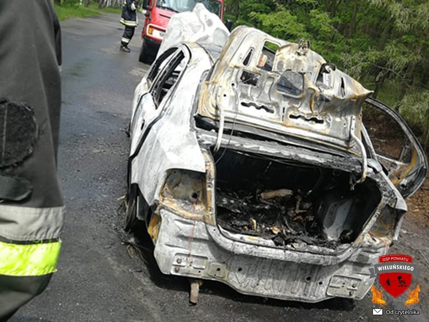 We Wróblewie doszczętnie spłonęło auto. Kierowcy udało się wydostać z samochodu[FOTO]