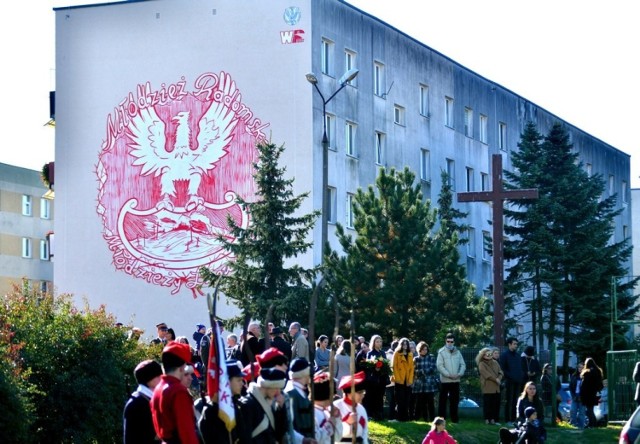 W niedzielę, 10 października, odbyło się uroczyste odsłonięcie murali patriotycznych, kt&oacute;re powstały na ścianach blok&oacute;w przy ulicach Powstańc&oacute;w Śląskich 7 oraz Orląt Lwowskich 6. Uroczystość rozpoczęła się o godzinie 14.30. W jej trakcie odbył się koncert pieśni historycznych w wykonaniu Orkiestry Wojskowej i Ch&oacute;ru Campanella z II Liceum Og&oacute;lnokształcącego w Radomiu. W uroczystości uczestniczyli między innymi Katarzyna Kalinowska, wiceprezydent Radomia, Wojciech Skurkiewicz, wiceminister obrony narodowej oraz poseł Marek Suski.

Patriotyczne murale w Radomiu powstały w ramach zwycięskiego projektu zgłoszonego do konkursu Ministerstwa Obrony Narodowej &ndash; &bdquo;Mur, ale historia w drodze do szkoły&rsquo;&rsquo;. Była to inicjatywa społeczności II Liceum Og&oacute;lnokształcącego imienia Marii Konopnickiej w Radomiu przy wsp&oacute;łpracy z Zarządem Radomskiej Sp&oacute;łdzielni Mieszkaniowej, kt&oacute;ra wydała pozwolenie na namalowanie murali.

W trakcie uroczystości Dariusz Żytnicki, dyrektor &quot;Konopnickiej&quot; przyznał, że murale nawiązują do estetyki sprzed stu lat.

- Sprzedawano takie poczt&oacute;wki kwestowe. Jedna z tych poczt&oacute;wek, kt&oacute;rą można zobaczyć na bloku przy ulicy Orląt Lwowskich 6, przedstawia orła białego na czerwonym tle. Jest biel i czerwień oraz napis &bdquo;MŁODZIEŻ RADOMSKA MŁODZIEŻY LWOWSKIEJ&rdquo;. Jest to pamięć o orlętach lwowskich, kt&oacute;rzy walczyli o polski Lw&oacute;w. Ktoś może powiedzieć, że orzeł jest bez krony. Kiedy toczyły się walki o Lw&oacute;w, to trwał r&oacute;wnież sp&oacute;r o to, czy Polska ma być monarchą czy republiką. Jeśli jest korona, to wtedy przyjmowano tę symbolikę monarchiczną, a zdecydowana większość społeczeństwa nawiązywała do tradycji republikańskiej. Dlatego ten orzeł jest przedstawiony tak, jak orzeł Legion&oacute;w Polskich komendanta J&oacute;zefa Piłsudskiego &ndash; tłumaczył Dariusz Żytnicki w trakcie uroczystego odsłonięcia murali.

W trakcie uroczystego odsłonięcia murali patriotycznych delegacje zaproszonych gości złożyły kwiaty pod tablicą upamiętniającą radomian uczestniczących w obronie Lwowa, kt&oacute;ra znajduje się w kościele Chrystusa Kr&oacute;la na osiedlu Gołębi&oacute;w I. Orkiestra Wojska oraz Ch&oacute;r Campanella z II Liceum Og&oacute;lnokształcącego imienia Marii Konopnickiej w Radomiu zapewniły oprawę muzyczną w trakcie uroczystości. Opr&oacute;cz tego wystąpił zesp&oacute;ł rockowy &bdquo;Lustro&rsquo;&rsquo;. Uroczystość zakończyła się projekcją filmu &bdquo;Radomianie dla niepodległej&rdquo; w kościele. 

&lt;&lt; Przeglądaj zdjęcia klikając w strzałki na klawiaturze bądź za pomocą gest&oacute;w. &gt;&gt;
&lt;script async defer class=&quot;XlinkEmbedScript&quot;  data-width=&quot;640&quot; data-height=&quot;360&quot; data-url=&quot;//get.x-link.pl/2cf5352b-e598-1cc3-f870-3029d6f4fb95,933f11dd-be42-aef0-4f3a-5293fe707f3b,embed.html&quot; type=&quot;application/javascript&quot; src=&quot;//prodxnews1blob.blob.core.windows.net/cdn/js/xlink-i.js?v1&quot; &gt;&lt;/script&gt;