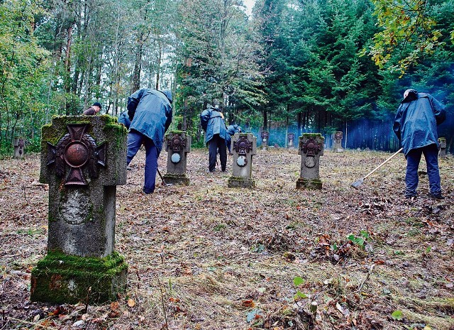 Cmentarz nr 155 znajduje się na uboczu wsi, w środku lasu. Więźniowie przywrócili mu należny wygląd