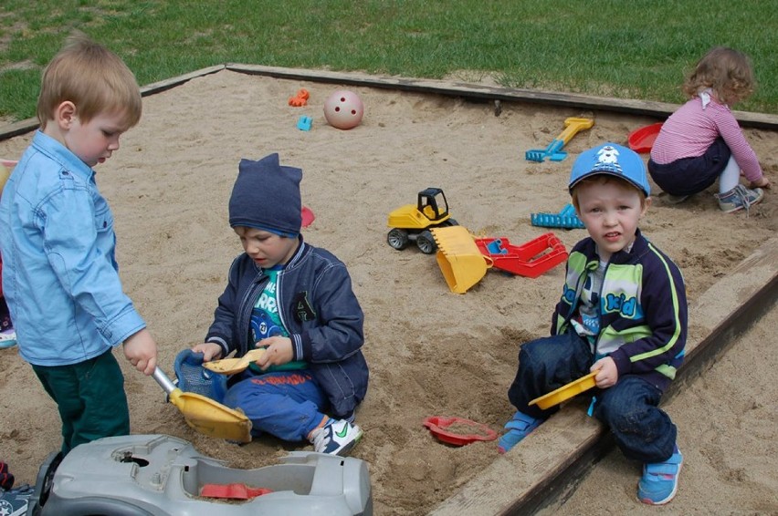 Wiosenne zabawy przedszkolaków na placu 