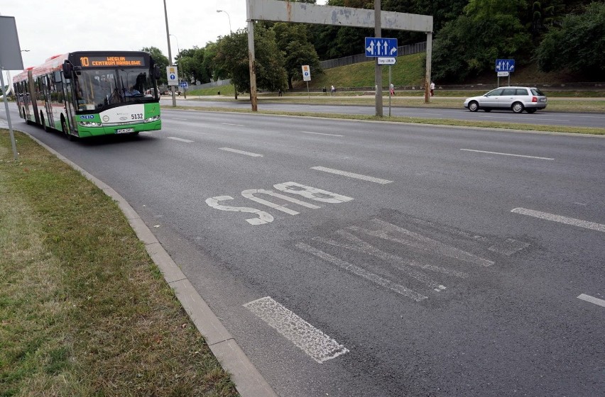 Na rondo pod zamkiem w ciągu godziny wjeżdża ok. 7 tys. aut