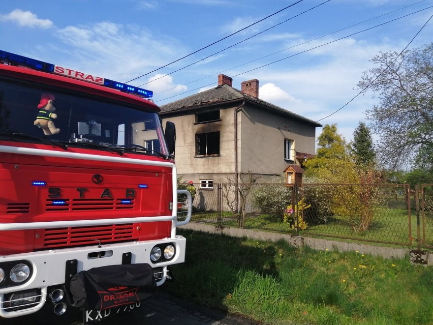 Siedem zastępów straży pożarnej gasi pożar budynku w Brzeszczach. Cztery osoby poszkodowane