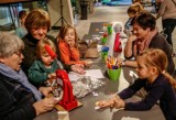 Warsztaty tworzenia laurek dla babć i dziadków w bibliotece w Pabianicach