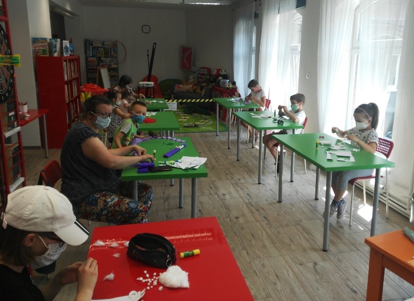 Warsztaty tworzenia laurek dla babć i dziadków w bibliotece w Pabianicach