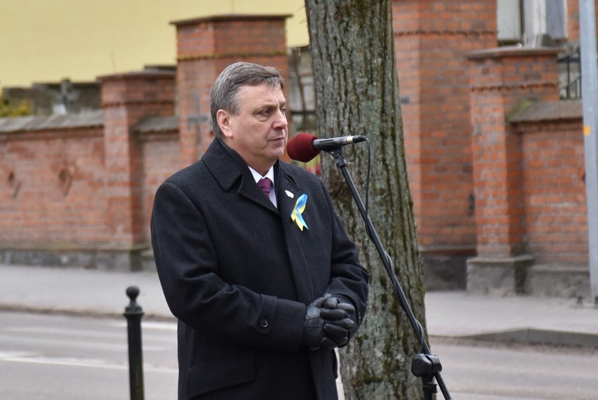 Obchody 77. rocznicy powrotu Człuchowa do Polski. Tradycyjne złożenie kwiatów było okazją do wyrażenia solidarności z Ukrainą ZDJĘCIA