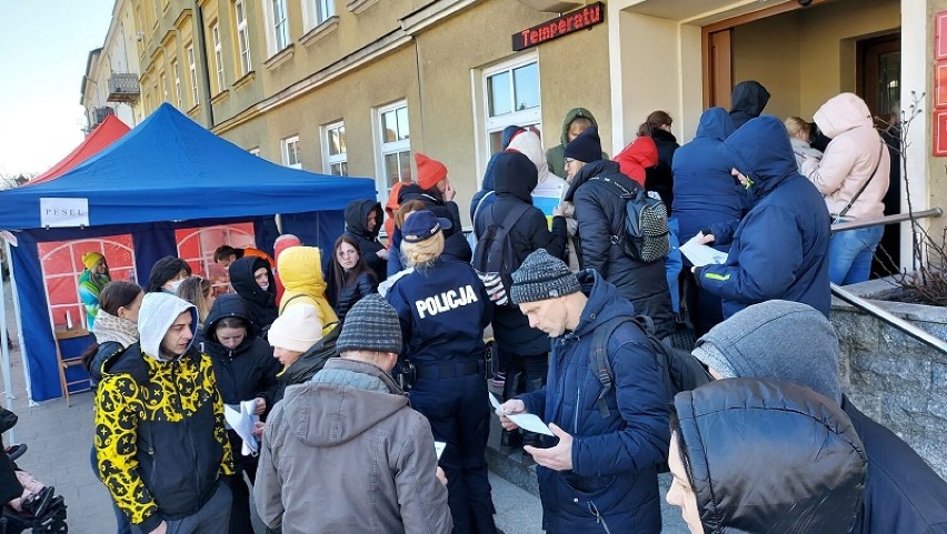 Policjanci rozdają ulotki w języku ukraińskim dotyczące...