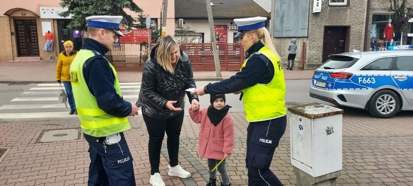 Na drodze - patrz i słuchaj. Wieluńscy mundurowi pouczają pieszych i kierowców FOTO 