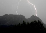 Tatry. Idą na Giewont mimo zakazu i mimo burzy 