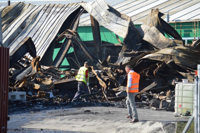 Trwa sprzątanie po pożarze w firmie przetwarzającej odpady elektryczne w Bogumiłowie (powiat bełchatowski).