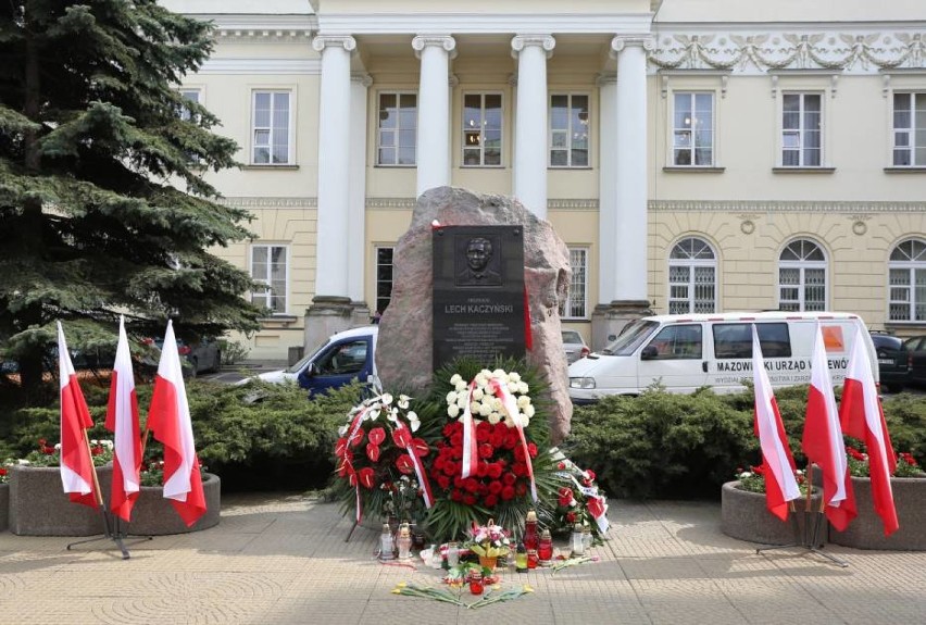 Pomnik Lecha Kaczyńskiego zostaje pod ratuszem? Zawieszone...