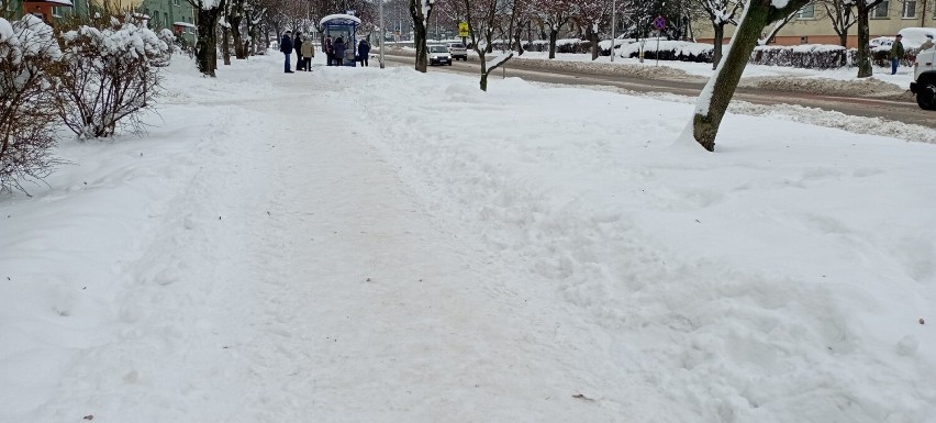 Tak prezentuje się jeden z chodników na ulicy Dmowskiego w...