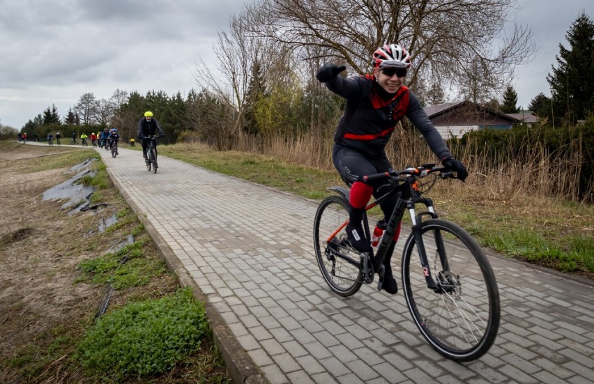 Pomimo deszczu i chłodu rowerzyści przywitali nowy odcinek ścieżki przy Zalewie Szczecińskim