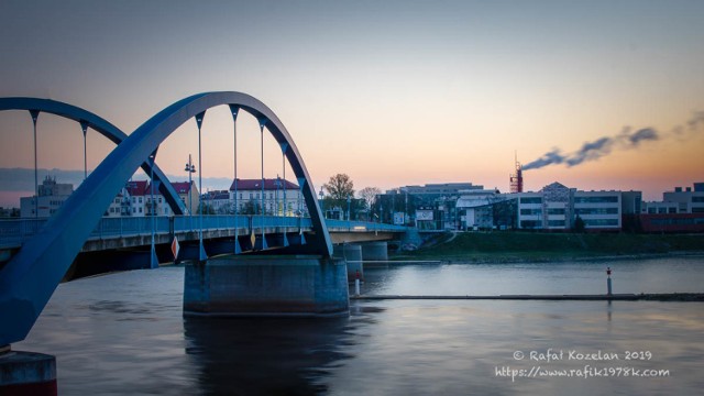 Na co dzień mąż, ojciec, pracownik firmy handlowej. A jak czas pozwoli fotograf amator.

- Uwielbiam zdjęcia. Robić, obrabiać, oglądać,  a od kilku miesięcy nawet chwalić się nimi. A wszelkie oznaki, że nie tylko mnie się moje zdjęcia podobają dają mi chęć, by rozwijać tą pasję dalej - m&oacute;wi Rafał Kozelan i zabiera nas fotograficzną podr&oacute;ż. Tym razem po Słubicach.

Zobacz też wideo: Magazyn Informacyjny Gazety Lubuskiej
&lt;script class=&quot;XlinkEmbedScript&quot; data-width=&quot;640&quot; data-height=&quot;360&quot; data-url=&quot;//get.x-link.pl/069683c7-0ede-4c88-e955-0cf4ead37585,b120c0a4-fcf9-9a5e-4838-ee742795698e,embed.html&quot; type=&quot;application/javascript&quot; src=&quot;//prodxnews1blob.blob.core.windows.net/cdn/js/xlink-i.js?v1&quot;&gt;&lt;/script&gt;

&lt;center&gt;&lt;div class=&quot;fb-like-box&quot; data-href=&quot;https://www.facebook.com/gazlub/?fref=ts&quot; data-width=&quot;600&quot; data-show-faces=&quot;true&quot; data-stream=&quot;false&quot; data-header=&quot;true&quot;&gt;&lt;/div&gt;&lt;/center&gt;