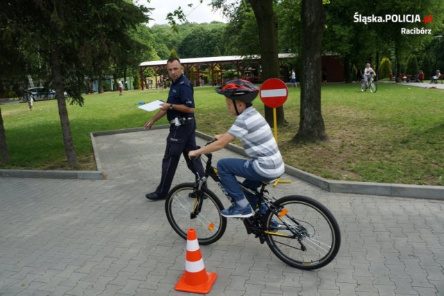 Pod czujnym okiem policjantów uczniowie zdawali na kartę rowerową