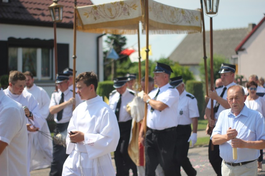 STARYGRÓD: Procesja z okazji Bożego Ciała przeszła ulicami wsi. Mieszkańcy licznie wzięli w niej udział [ZDJĘCIA]