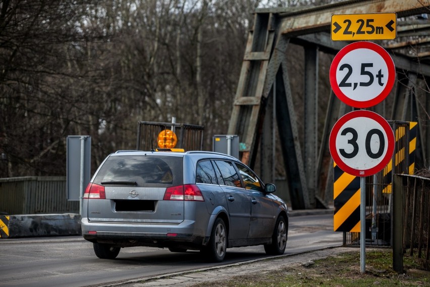 Niebezpieczny most na Mińskiej w Bydgoszczy. Uważaj, łatwo tu o wypadek! [zdjęcia]