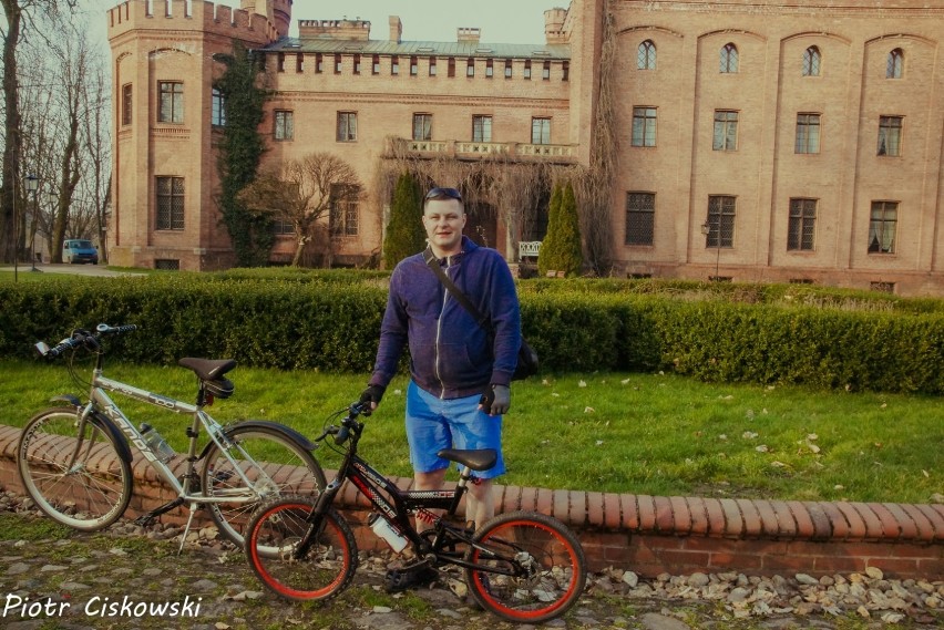 Foto powiat pucki: rowerowa wycieczka do Rzucewa. Tata i syn odwiedzili Osadę Łowców Fok i zamek w Rzucewie