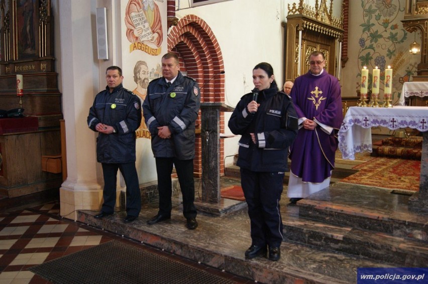 Policjanci razem z księdzem promowali odblaski