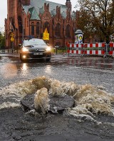 Deszczowa pogoda w Bydgoszczy. Wrócił problem z kanalizacją [zdjęcia]