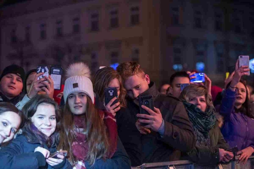 Sylwester w Krakowie 2018 na Rynku Głównym. Tak bawiono się na koncercie KAMP! 