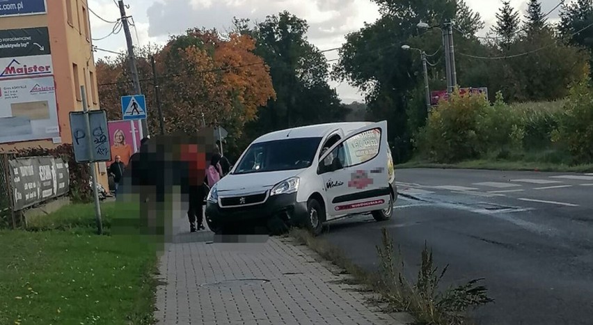 Wypadek na ul. Pszowskiej w Wodzisławiu Śląskim. Minivan zderzył się z osobową skodą. Trzy osoby trafiły do szpitala
