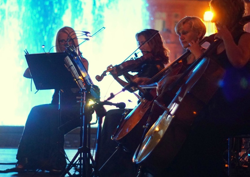 Magiczny wieczór przy fontannie z Bachus Classic Orchestra [wideo, zdjęcia]