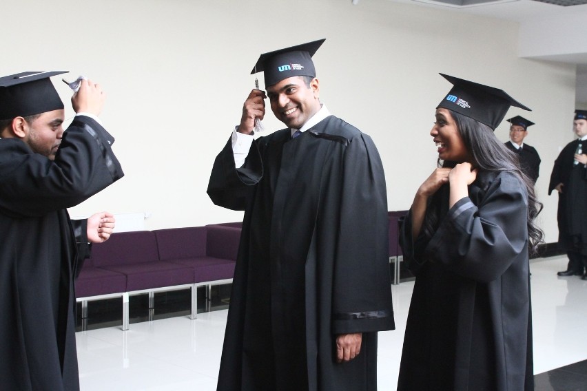 Zagraniczni studenci dostali dyplomy ukończenia studiów na Uniwersytecie Medycznym [ZDJĘCIA]