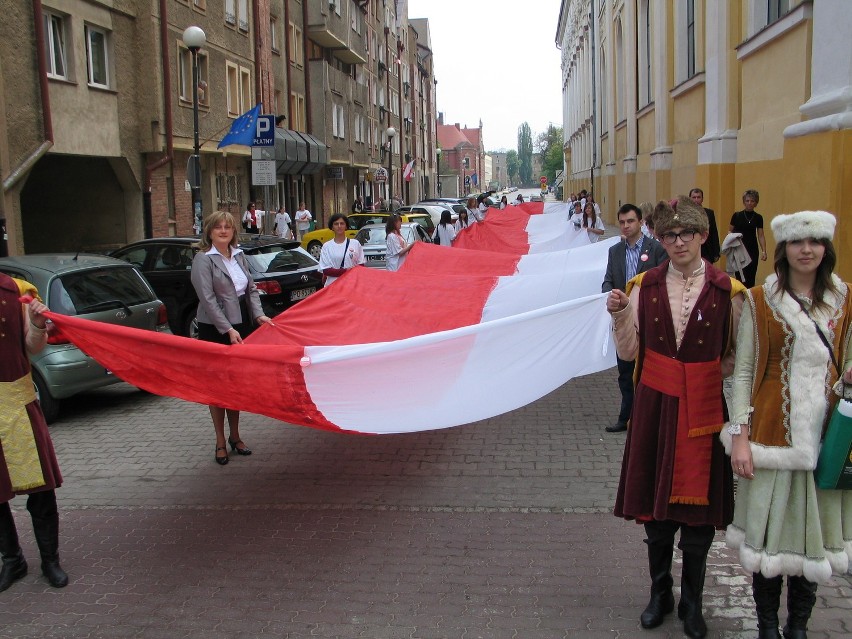 Głogów: Rekordowo długa flaga na ulicach Głogowa (ZDJĘCIA)