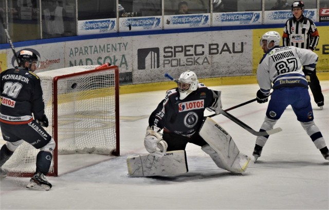 Ćwierćfinał hokejowego play-off: Re-Plast Unia Oświęcim - Lotos Gdańsk 2:0. Na zdjęciu: Aleksiej Trandin blisko pokonania Tomasza Fuczika na początku pierwszej tercji.